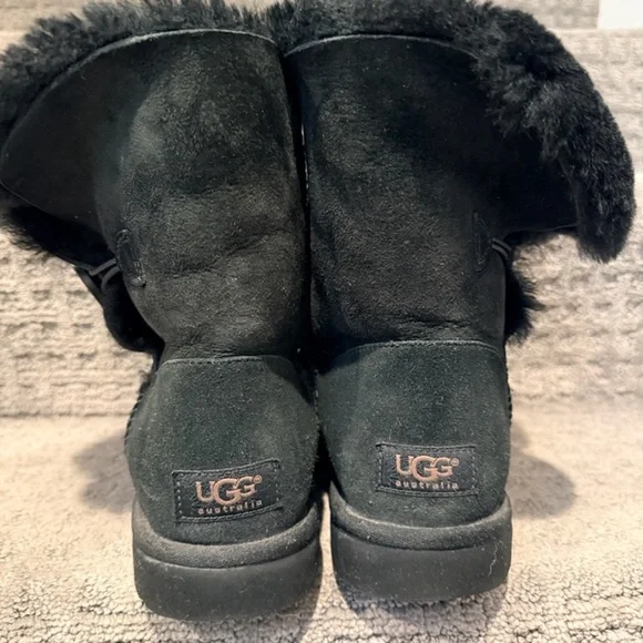 UGGS black Bailey single button size 8, EUC - Picture 4 of 6